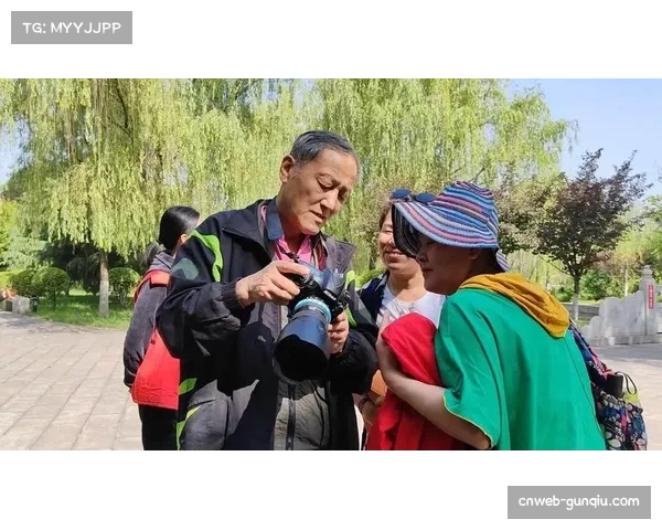 镜头捕捉:场边助教手持平板实时分析对手进攻热点图