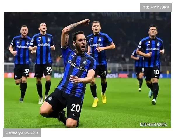 侧记:现场镜头捕捉到多诺万·米切尔与场边数据分析师频繁交流